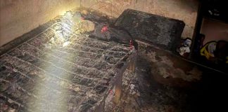Susto em Araxá: Homem acorda com colchão em chamas após dormir com cigarro aceso Quarto com paredes chamuscadas e restos de colchão queimado após incêndio causado por cigarro