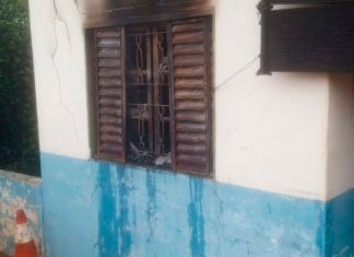 Ecoponto do Jardim Canaã é interditado após incêndio atingir unidade em Uberlândia Fumaça e chamas atingindo a área de descarte do Ecoponto Jardim Canaã, com equipes de bombeiros ao fundo.