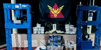 Polícia Militar descobre central de refino de drogas e prende suspeitos em Uberlândia Mesa com barras de cocaína, prensas hidráulicas, uma pistola e insumos químicos apreendidos pela Polícia Militar em Uberlândia.