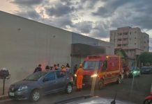Polícia localiza e prende mulher que atropelou crianças perto de escola no Custódio Pereira Viatura da Polícia Militar estacionada em frente à delegacia com as luzes de sinalização acionadas.