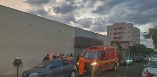 Polícia localiza e prende mulher que atropelou crianças perto de escola no Custódio Pereira Viatura da Polícia Militar estacionada em frente à delegacia com as luzes de sinalização acionadas.