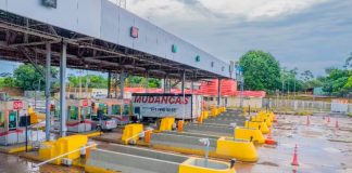 Pedágios na BR-153 e BR-262 começam a cobrar novas tarifas em março Praça de pedágio em rodovia com cabines de cobrança e sinalização da concessionária.