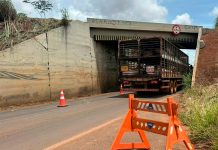Atenção na BR-365: Início de obras no Pontilhão do Alvorada exige rotas alternativas Operários e máquinas trabalhando na manutenção do Pontilhão do Alvorada na BR-365 em Uberlândia.