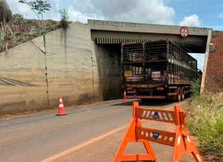 Atenção na BR-365: Início de obras no Pontilhão do Alvorada exige rotas alternativas Operários e máquinas trabalhando na manutenção do Pontilhão do Alvorada na BR-365 em Uberlândia.