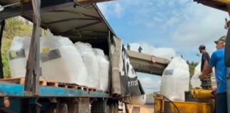 Atenção motorista: Pontilhão do Alvorada será fechado para obras nesta segunda (2) Vista frontal do Pontilhão do Alvorada em Uberlândia com placa de limite de altura e tráfego de veículos