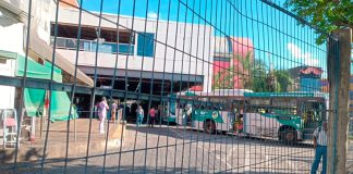 Prefeitura de Uberlândia notifica empresa do SIT para regularizar pagamento de motoristas Ônibus do Sistema Integrado de Transporte (SIT) circulando em Uberlândia, ilustrando a notificação da prefeitura sobre pagamentos.