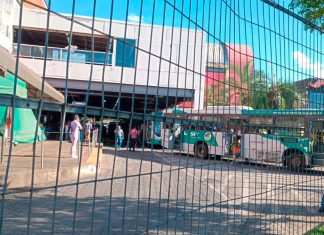 Prefeitura de Uberlândia notifica empresa do SIT para regularizar pagamento de motoristas Ônibus do Sistema Integrado de Transporte (SIT) circulando em Uberlândia, ilustrando a notificação da prefeitura sobre pagamentos.