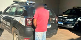 Operação mira esquema de corrupção e desvio de R$ 5 milhões em combustíveis Viaturas policiais estacionadas em frente a uma distribuidora ou posto de combustíveis durante operação.