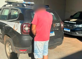 Operação mira esquema de corrupção e desvio de R$ 5 milhões em combustíveis Viaturas policiais estacionadas em frente a uma distribuidora ou posto de combustíveis durante operação.