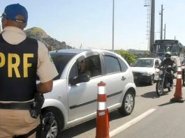 Semana Santa: Rodovias do Triângulo Mineiro devem receber 173 mil veículos Fluxo de veículos em rodovia duplicada com sinalização de segurança durante operação de feriado.