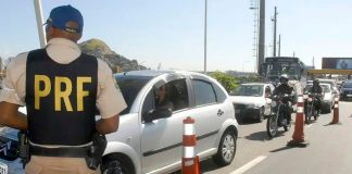 Semana Santa: Rodovias do Triângulo Mineiro devem receber 173 mil veículos Fluxo de veículos em rodovia duplicada com sinalização de segurança durante operação de feriado.
