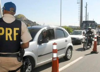 Semana Santa: Rodovias do Triângulo Mineiro devem receber 173 mil veículos Fluxo de veículos em rodovia duplicada com sinalização de segurança durante operação de feriado.