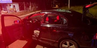 Perseguição policial termina com suspeitos de furto a residência presos em Uberlândia Viaturas da Polícia Militar de Minas Gerais em uma rua de Uberlândia durante ocorrência de perseguição e prisão