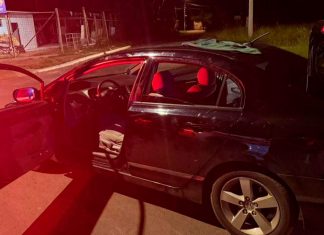Perseguição policial termina com suspeitos de furto a residência presos em Uberlândia Viaturas da Polícia Militar de Minas Gerais em uma rua de Uberlândia durante ocorrência de perseguição e prisão