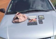 Criminoso agride casal de idosos e mobiliza polícia em perseguição após roubo de carro Viatura da Polícia Militar de Minas Gerais estacionada em estrada de terra durante ocorrência noturna.