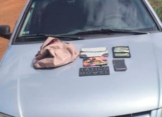 Criminoso agride casal de idosos e mobiliza polícia em perseguição após roubo de carro Viatura da Polícia Militar de Minas Gerais estacionada em estrada de terra durante ocorrência noturna.