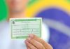 Prazo para tirar o título de eleitor 2026 termina em 6 de maio; veja como fazer Urna eletrônica e cartaz da Justiça Eleitoral indicando as eleições de 2026
