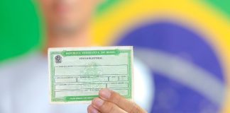 Prazo para tirar o título de eleitor 2026 termina em 6 de maio; veja como fazer Urna eletrônica e cartaz da Justiça Eleitoral indicando as eleições de 2026