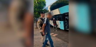 Importunação sexual: Homem é detido em flagrante após abusar de passageira em ônibus Viaturas da Polícia Militar paradas na plataforma de desembarque de um terminal rodoviário durante a madrugada.