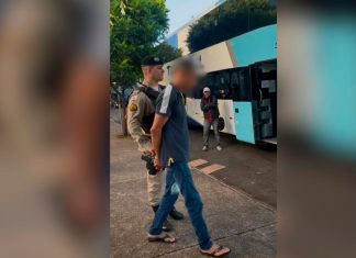 Importunação sexual: Homem é detido em flagrante após abusar de passageira em ônibus Viaturas da Polícia Militar paradas na plataforma de desembarque de um terminal rodoviário durante a madrugada.