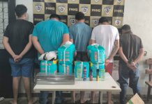 PM prende assaltantes minutos após roubo com reféns em farmácia de Uberaba Mercadorias recuperadas e dinheiro espalhados sobre uma mesa da delegacia após a prisão do grupo em Uberaba.