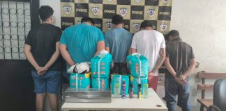 PM prende assaltantes minutos após roubo com reféns em farmácia de Uberaba Mercadorias recuperadas e dinheiro espalhados sobre uma mesa da delegacia após a prisão do grupo em Uberaba.