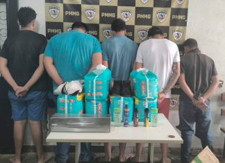 PM prende assaltantes minutos após roubo com reféns em farmácia de Uberaba Mercadorias recuperadas e dinheiro espalhados sobre uma mesa da delegacia após a prisão do grupo em Uberaba.