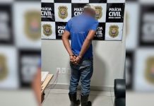 Padrasto é preso em Minas Gerais suspeito de abusos recorrentes contra a enteada Fachada de uma delegacia da Polícia Civil de Minas Gerais com a bandeira do estado.