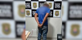 Padrasto é preso em Minas Gerais suspeito de abusos recorrentes contra a enteada Fachada de uma delegacia da Polícia Civil de Minas Gerais com a bandeira do estado.