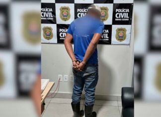 Padrasto é preso em Minas Gerais suspeito de abusos recorrentes contra a enteada Fachada de uma delegacia da Polícia Civil de Minas Gerais com a bandeira do estado.