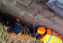 Final feliz: Idoso de 94 anos é resgatado com vida após 6 horas desaparecido em vala Equipe do Corpo de Bombeiros realizando o resgate de um idoso em uma vala entre um barranco e um muro.