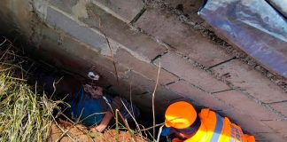 Final feliz: Idoso de 94 anos é resgatado com vida após 6 horas desaparecido em vala Equipe do Corpo de Bombeiros realizando o resgate de um idoso em uma vala entre um barranco e um muro.