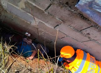 Final feliz: Idoso de 94 anos é resgatado com vida após 6 horas desaparecido em vala Equipe do Corpo de Bombeiros realizando o resgate de um idoso em uma vala entre um barranco e um muro.