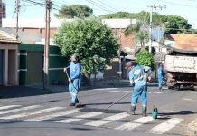 Prefeitura de Uberlândia antecipa reparos nas ruas com novo sistema de detecção automática de buracos Carro equipado com câmera de monitoramento urbano circulando por rua asfaltada em Uberlândia.
