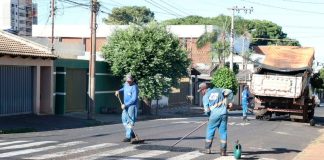 Prefeitura de Uberlândia antecipa reparos nas ruas com novo sistema de detecção automática de buracos Carro equipado com câmera de monitoramento urbano circulando por rua asfaltada em Uberlândia.