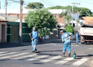 Prefeitura de Uberlândia antecipa reparos nas ruas com novo sistema de detecção automática de buracos Carro equipado com câmera de monitoramento urbano circulando por rua asfaltada em Uberlândia.