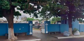 Polícia descobre depósito de drogas escondido dentro de túmulos em cemitério de MG Vista de um cemitério em Minas Gerais com túmulos e jazigos, local onde a polícia encontrou drogas escondidas