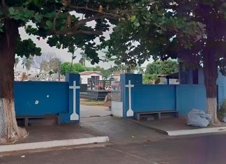 Polícia descobre depósito de drogas escondido dentro de túmulos em cemitério de MG Vista de um cemitério em Minas Gerais com túmulos e jazigos, local onde a polícia encontrou drogas escondidas