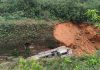 Trem descarrila em MG; lama e destroços atingem a linha férrea Vagões de trem tombados e sobrepostos em uma linha férrea coberta por terra em Ibiá, MG