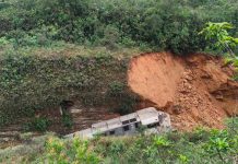 Trem descarrila em MG; lama e destroços atingem a linha férrea Vagões de trem tombados e sobrepostos em uma linha férrea coberta por terra em Ibiá, MG