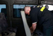 Reta final: 224 veículos escolares ainda precisam de vistoria em Uberlândia Fila de vans escolares amarelas estacionadas aguardando inspeção técnica da prefeitura