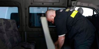 Reta final: 224 veículos escolares ainda precisam de vistoria em Uberlândia Fila de vans escolares amarelas estacionadas aguardando inspeção técnica da prefeitura