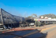 Grave acidente com 6 veículos e incêndio de carretas interdita a BR-040 em Paracatu Carretas bitrem em chamas e veículos parados na BR-040 em Paracatu após acidente.