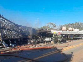 Grave acidente com 6 veículos e incêndio de carretas interdita a BR-040 em Paracatu Carretas bitrem em chamas e veículos parados na BR-040 em Paracatu após acidente.