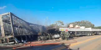 Grave acidente com 6 veículos e incêndio de carretas interdita a BR-040 em Paracatu Carretas bitrem em chamas e veículos parados na BR-040 em Paracatu após acidente.