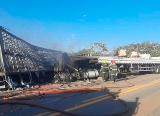 Grave acidente com 6 veículos e incêndio de carretas interdita a BR-040 em Paracatu Carretas bitrem em chamas e veículos parados na BR-040 em Paracatu após acidente.