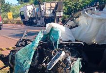 Tragédia na BR-364: Batida frontal causa incêndio e morte em Frutal Carreta em chamas e veículos batidos na BR-364 em Frutal após acidente fatal.