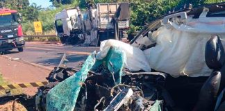 Tragédia na BR-364: Batida frontal causa incêndio e morte em Frutal Carreta em chamas e veículos batidos na BR-364 em Frutal após acidente fatal.
