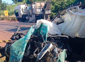 Tragédia na BR-364: Batida frontal causa incêndio e morte em Frutal Carreta em chamas e veículos batidos na BR-364 em Frutal após acidente fatal.