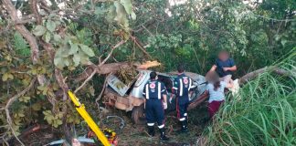 Acidente fatal em João Pinheiro deixa um morto e duas feridas na BR-365 Carro destruído após bater em árvore no canteiro da BR-365 em João Pinheiro.